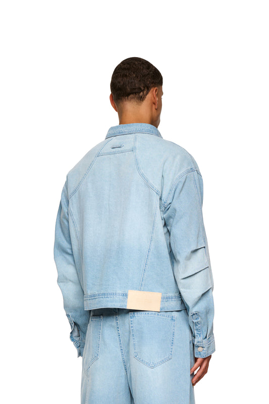 0asis Denim Overshirt Blue, mit Knopfleiste und geprägtem OLAKALA Patch, zeigt aufgesetzte Taschen, Teilungsnähte und zweiteilige Ärmel mit Ellenbogenfalten.