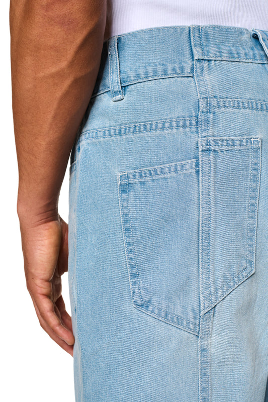 Nahaufnahme von OLAKALA 0asis Denim Shorts mit Fünf-Taschen-Design, geprägtem Patch, aufgesetzter Tasche, Jeans-Knopf und Logo-Stickerei auf dem Bein, reguläre Passform.