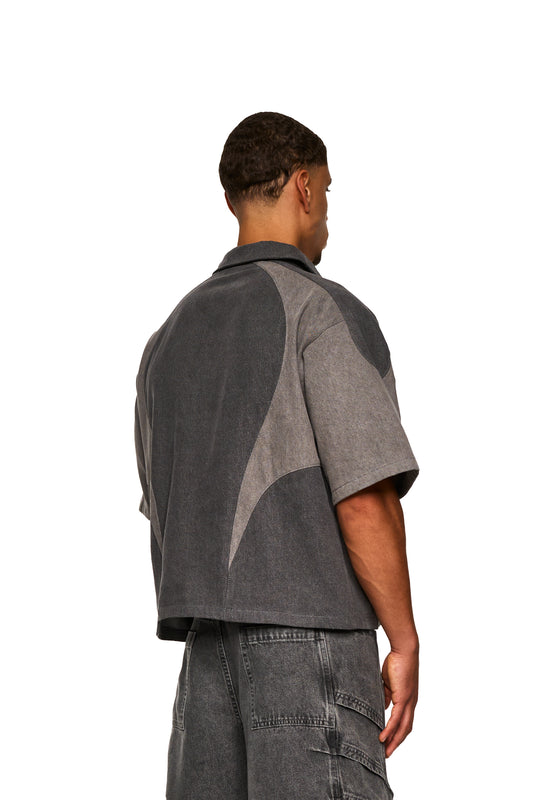 Mann trägt das Echoes Denim Icon Shirt in Grau, Rückansicht zeigt Detail der Ärmel und Passform. Perfekte Wahl für lässigen Stil bei OLAKALA.