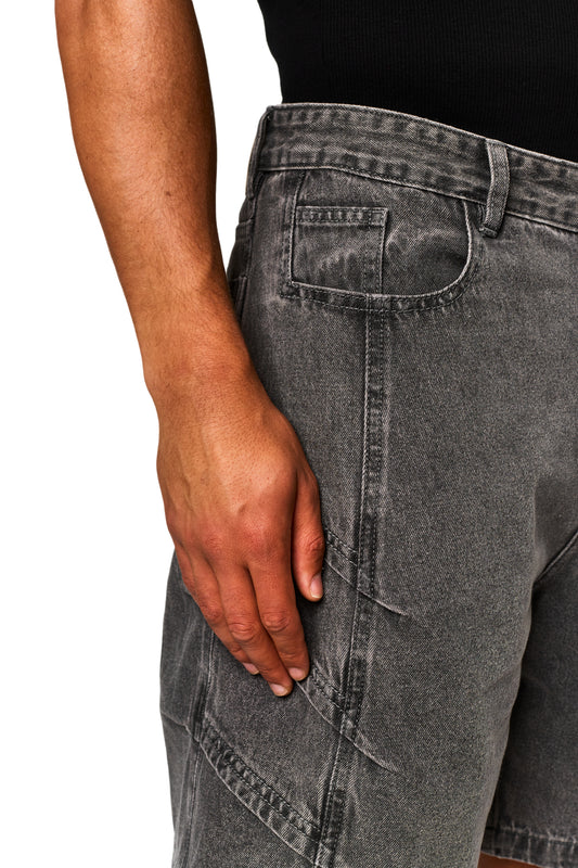 Nahaufnahme einer Hand, die in die Tasche von Echoes Jorts Gray greift, einem Produkt des offiziellen OLAKALA® Onlineshops, bekannt für hochwertige Jeansmode.
