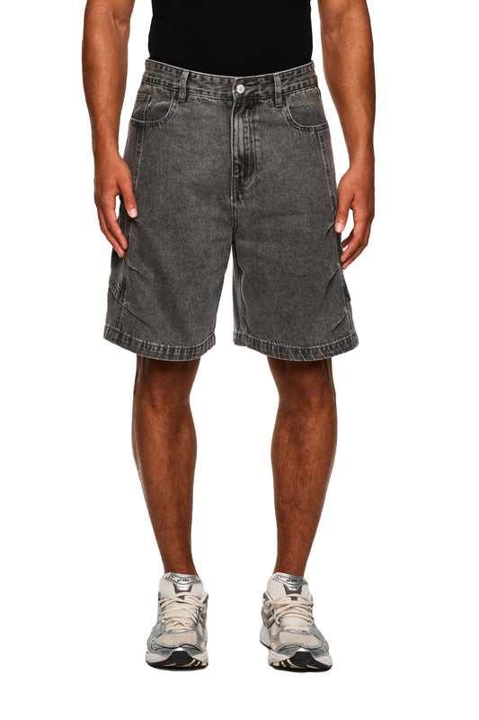 Nahaufnahme von Füßen in weißen und silbernen Schuhen, kombiniert mit Echoes Jorts in Grau. Perfekte Darstellung des lässigen Stils von OLAKALA.