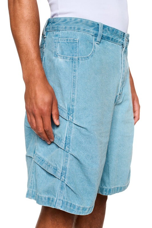 Nahaufnahme eines Mannes, der Echoes Jorts Blue trägt, mit Fokus auf den Jeansstoff und die Tasche, passend zum OLAKALA®-Onlineshop-Stil.