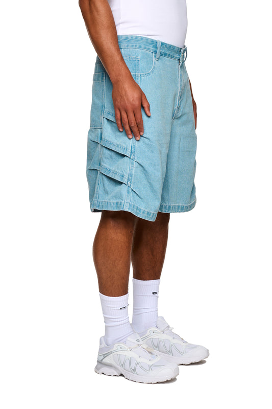 Hand, das Echoes Jorts Blue an der Taille präsentiert, betont den lässigen Stil der Shorts, passend zur modernen Mode von OLAKALA.
