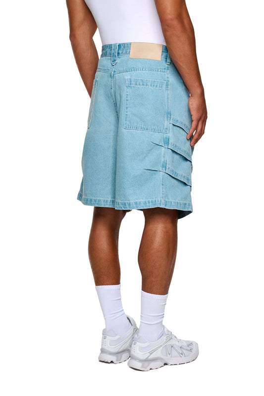 Nahaufnahme von Beinen in weißen Socken, die Echoes Jorts Blue tragen, kombiniert mit einem Minirock, präsentiert von OLAKALA.