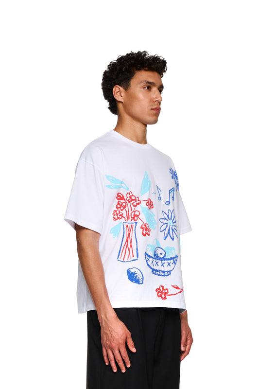 Nahaufnahme eines Oversized Crayon T-Shirts in Weiß von OLAKALA, zeigt rote und blaue Linien auf der Vorderseite und einen Ärmel.