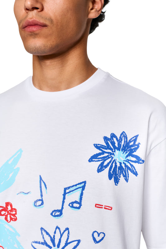 Nahaufnahme eines Mannes mit dem Crayon T-Shirt Oversized White, der Fokus liegt auf dem Halsausschnitt und der Passform des Shirts.