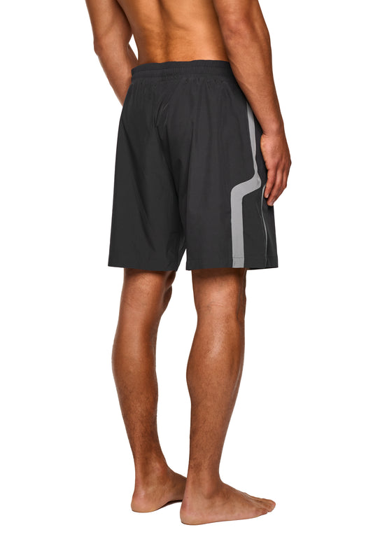 Nahaufnahme der 0asis Swim Shorts Gray, zeigt das leichte, elastische Material und den Logo-Print auf dem linken Bein, ideal für Pool oder Strand.