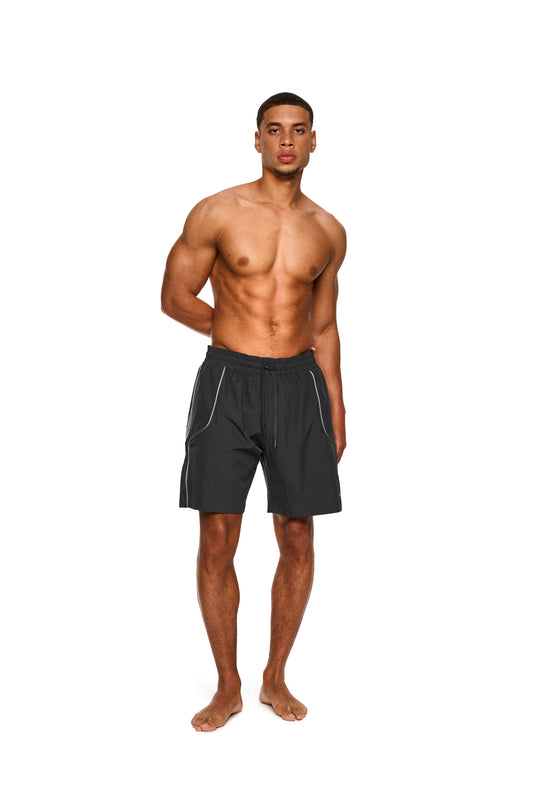 Nahaufnahme eines Mannes, der die 0asis Swim Shorts Gray trägt, mit schnelltrocknendem Material und Seitentaschen, ideal für Strand oder Pool.