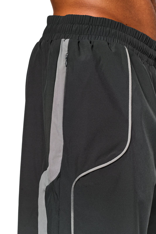 Nahaufnahme der 0asis Swim Shorts Gray mit silikonbeschichteten Kordelzügen, seitlichen Taschen und Logo-Print, ideal für maximale Bewegungsfreiheit am Pool oder Strand.