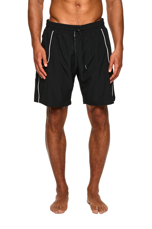 Nahaufnahme der 0asis Swim Shorts Black mit silikonbeschichteten Kordelzügen und Logo-Print am Bein, ideal für Bewegungsfreiheit am Strand oder Pool.