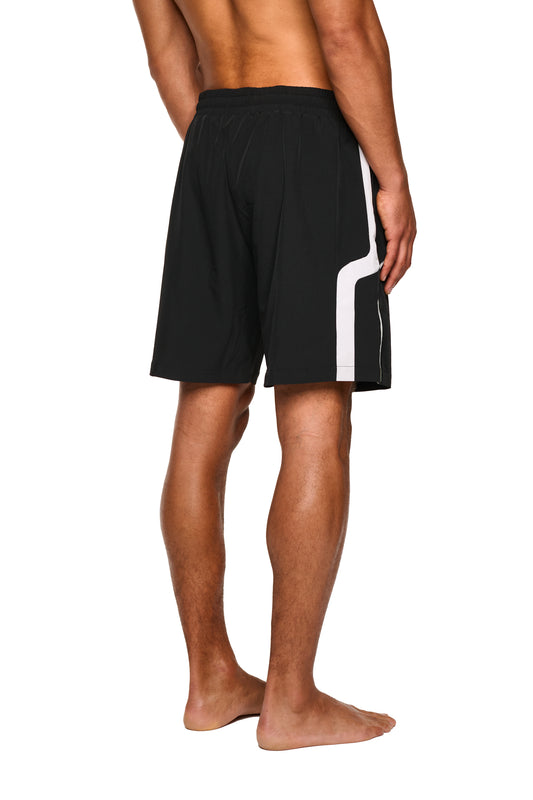 Nahaufnahme eines Fußes in den 0asis Swim Shorts Black mit Mesh-Innenfutter und silikonbeschichteten Kordelzügen, ideal für Pool oder Strand.