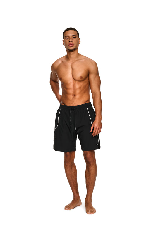 Nahaufnahme der 0asis Swim Shorts Black mit Mesh-Innenfutter, silikonbeschichteten Kordelzügen und Logo-Print auf dem linken Bein, ideal für Pool oder Strand.