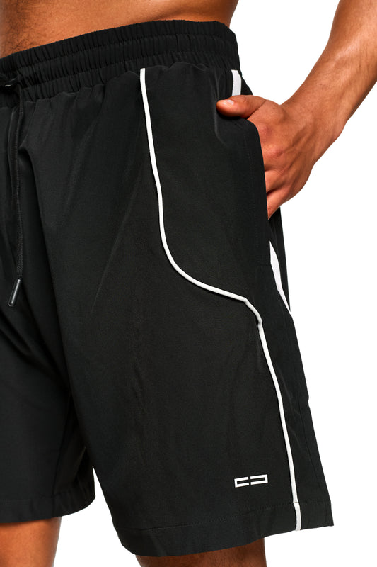 Nahaufnahme der 0asis Swim Shorts Black mit Seitentasche, silikonbeschichteten Kordelzügen und Logo-Print, ideal für maximale Bewegungsfreiheit am Pool oder Strand.