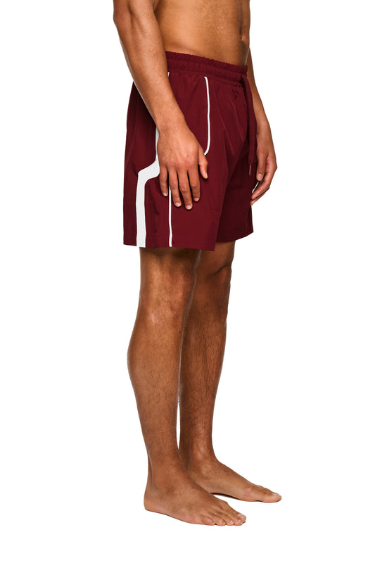Nahaufnahme von OASIS Swim Shorts Red mit elastischem Material und Mesh-Innenfutter, ideal für Bewegungsfreiheit. Zu sehen: Seitentaschen und Logo-Print auf dem linken Bein.