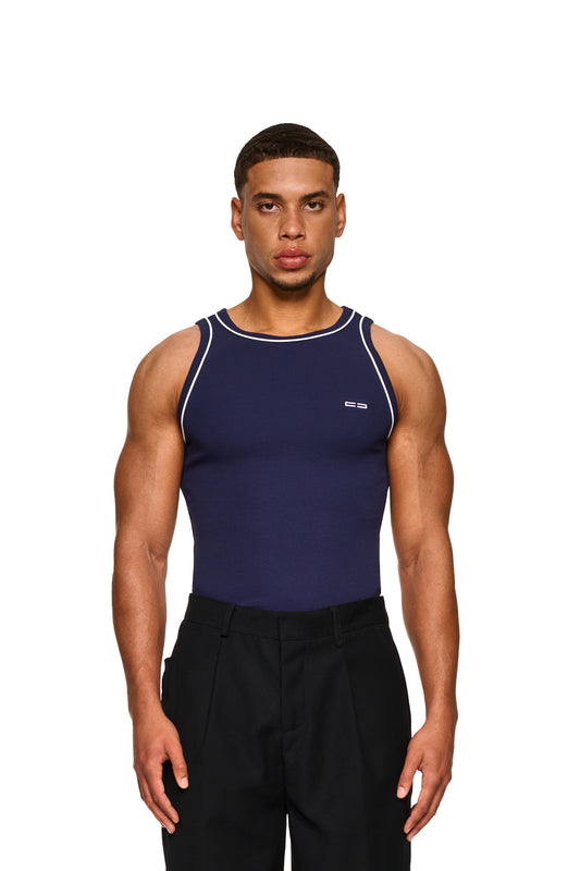 Mann im Navy Blue Contrast Tanktop, zeigt enge Passform mit elastischem Ripp-Stoff und gesticktem OLAKALA-Icon auf der linken Brust.