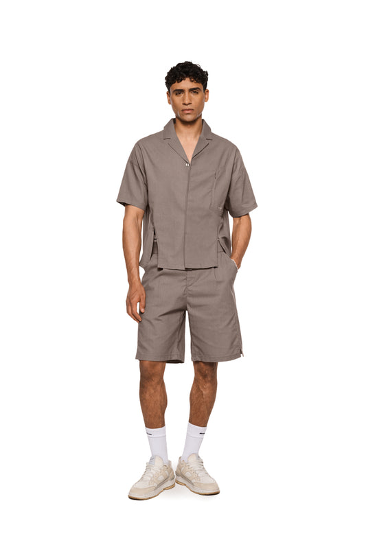 Linen Shorts Beige mit Bundfalten, französischen Taschen und versetzter Seitennaht, reguläre Passform, unisex, aus leichtem, atmungsaktivem Gewebe, im OLAKALA® Onlineshop erhältlich.
