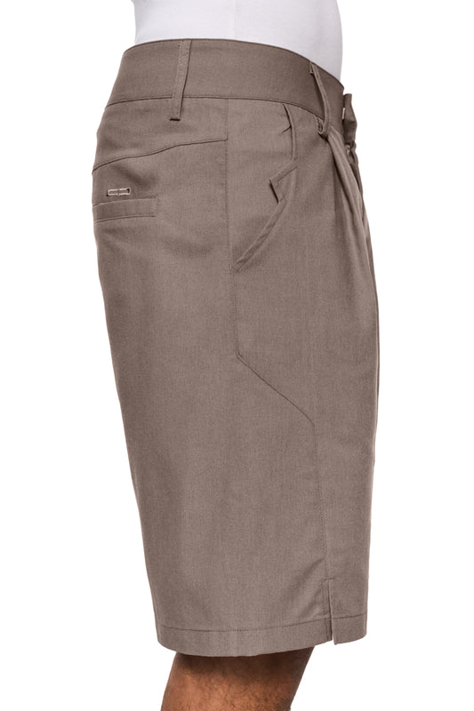 Linen Shorts Beige mit Bundfalten, französischen Taschen und versetzter Seitennaht. Unisex-Design von OLAKALA, atmungsaktiv und pflegeleicht.