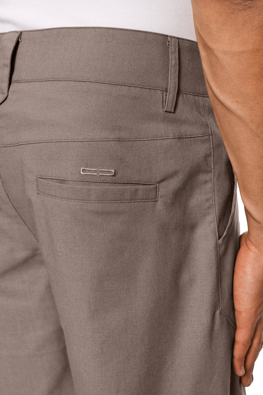 Linen Shorts Beige mit Bundfalten, französischen Taschen und asymmetrischem Eingriff, zwei Leistentaschen hinten, versetzter Seitennaht und Schlitzen. Unisex-Design, reguläre Passform.