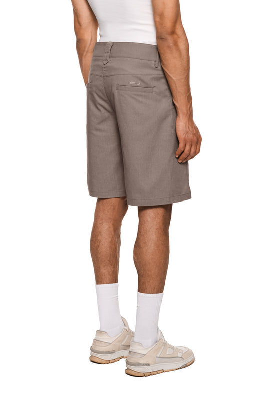 Linen Shorts Beige mit Bundfalten, französischen Taschen und asymmetrischem Eingriff. Unisex-Design, reguläre Passform, mit Seitenschlitzen für Bewegungsfreiheit.