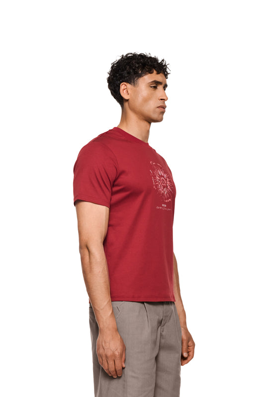 Pangea T-Shirt Sun mit Siebdruck Grafik, Rippkragen und schmaler Passform. Die glatte, kühle Oberfläche ist ideal für warme Tage. Unisex-Design.