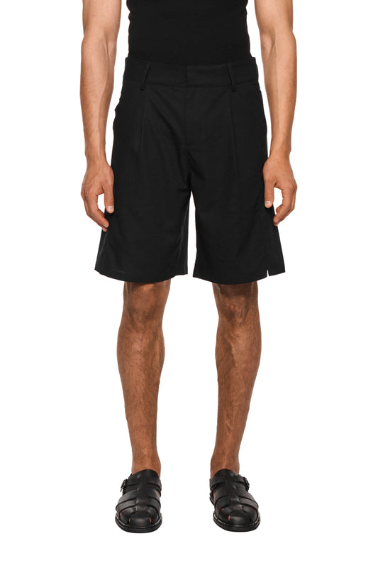 Linen Shorts Black mit Bundfalten, französischen Taschen, asymmetrischem Eingriff und seitlichen Schlitzen. Unisex-Design, reguläre Passform für optimalen Tragekomfort.