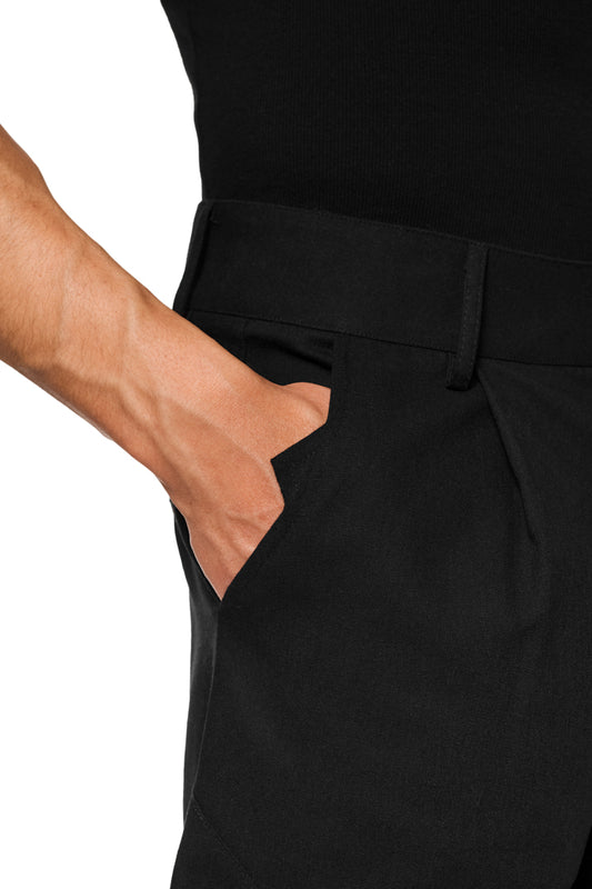 Schwarze Leinen-Shorts mit Bundfalten, französischen Taschen, asymmetrischem Eingriff, rückseitigen Leistentaschen und seitlichen Schlitzen, reguläre Unisex-Passform.