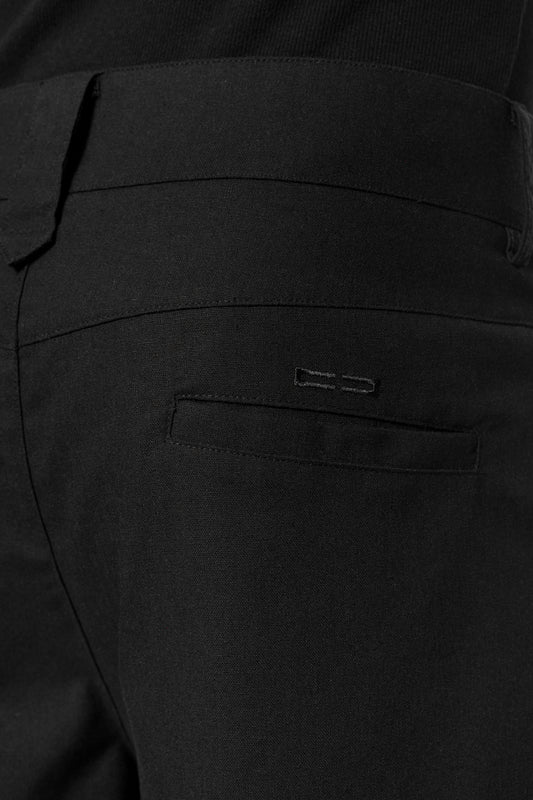 Schwarze Leinen-Shorts mit Bundfalten, französischen Taschen, asymmetrischem Eingriff und versetzten Seitennähten. Unisex-Design, reguläre Passform, atmungsaktives Gewebe.