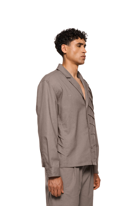 Sun Linen blazer with asymmetric safari collar, removable shoulder padding, shirt button placket, pleat details and back vent. Unisex, regular fit, ideal for variable looks.