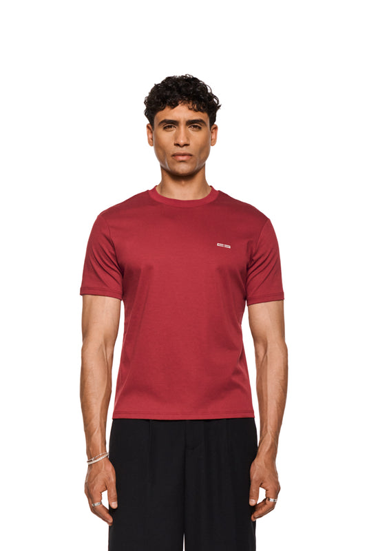 Pangea T-Shirt Burgundy mit glatter Oberfläche, Rippkragen und Logo-Stickerei auf der Brust, schmale Unisex-Passform, ideal für warme Tage.