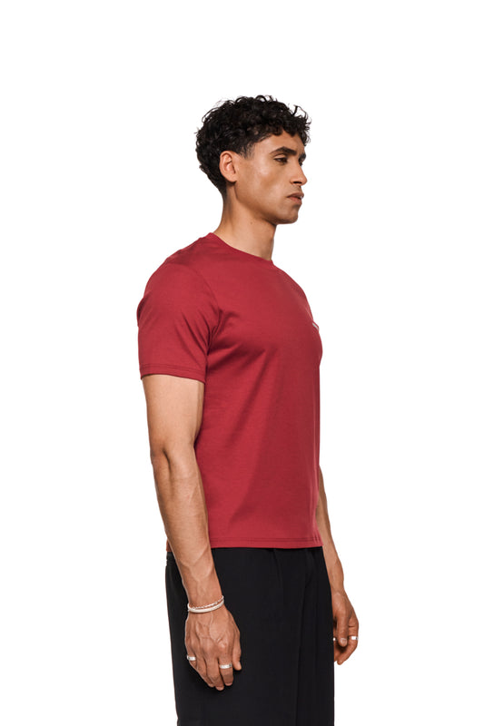 Pangea T-Shirt Burgundy mit glatter Oberfläche, Rippkragen und Logo-Stickerei auf der Brust, schmale Unisex-Passform, ideal für warme Tage.