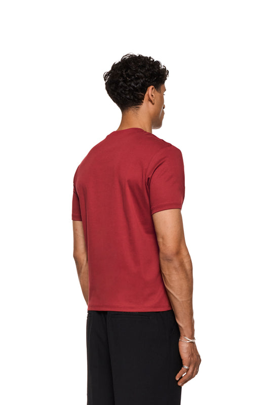 Pangea T-Shirt Burgundy mit glatter, kühler Oberfläche, Rippkragen und Logo-Stickerei auf der Brust. Schmale Unisex-Passform. Ideal für warme Tage.