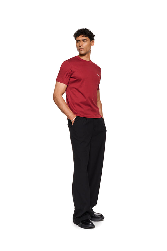 Pangea T-Shirt Burgundy mit glatter Oberfläche, Rippkragen und Logo-Stickerei auf der Brust, schmale Unisex-Passform. Ideal für warme Tage, erhältlich im OLAKALA Onlineshop.