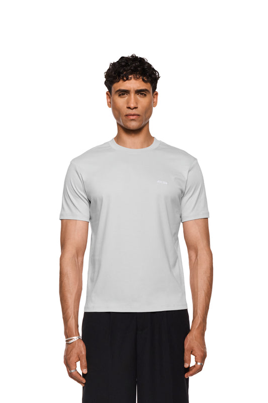 Pangea T-Shirt Light Gray mit glatter Oberfläche, Rippkragen und Logo-Stickerei auf der Brust. Schmale Unisex-Passform, ideal für warme Tage.