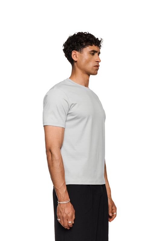 Unisex Pangea T-Shirt Light Gray mit Rippkragen, Logo-Stickerei auf der Brust und schmaler Passform, ideal für warme Tage durch glatte, kühle Oberfläche.