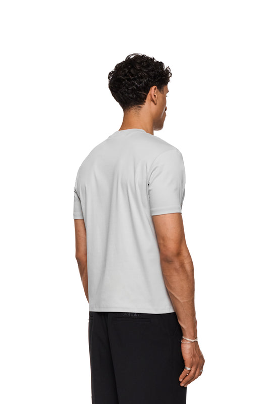 Pangea T-Shirt Light Gray mit Rippkragen und Logo-Stickerei auf der Brust, schmale Unisex-Passform, ideal für warme Tage durch kühlende Oberfläche.