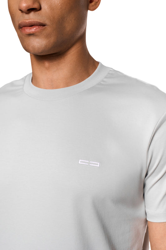 Pangea T-Shirt Light Gray mit Rippkragen und Logo-Stickerei auf der Brust, schmale Unisex-Passform, ideal für warme Tage.