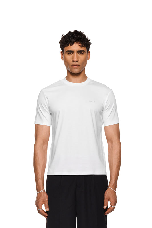 Pangea T-Shirt White mit glatter Oberfläche, Rippkragen, Logo-Stickerei auf der linken Brust, schmaler Unisex-Schnitt. Ideal für warme Tage.