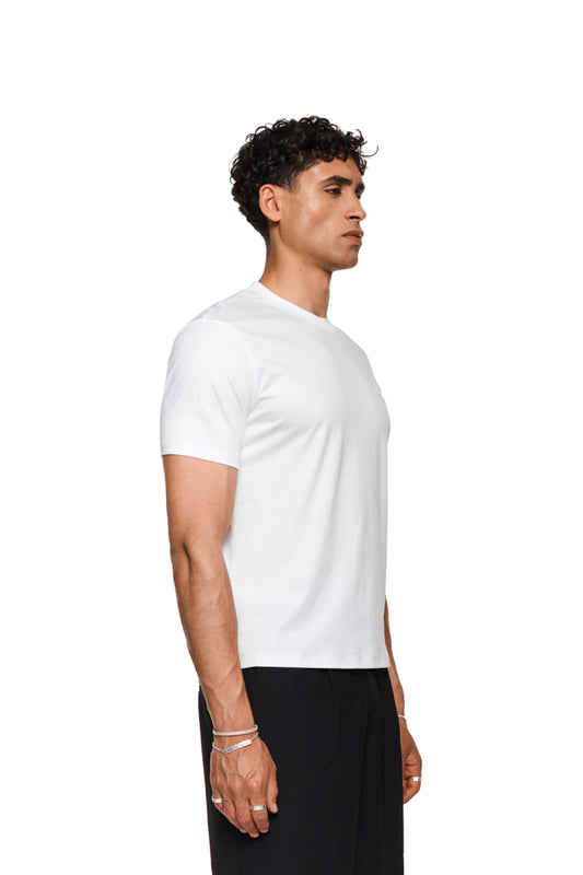 Pangea T-Shirt White mit glatter Oberfläche, Rippkragen und Logo-Stickerei auf der Brust. Schmale Unisex-Passform, ideal für warme Tage.