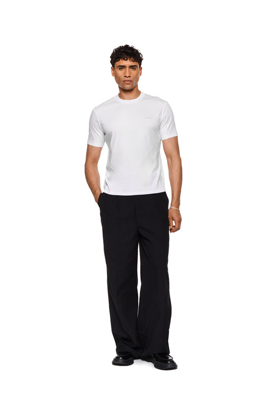 Pangea T-Shirt White mit glatter Oberfläche, Rippkragen und Logo-Stickerei auf der Brust. Schmale Unisex-Passform, ideal für warme Tage.