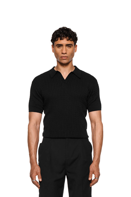 Fitted Knit Polo Black mit schmalem Schnitt, Zopfmuster-Strick und doppellagigem Polokragen, unisex, ohne Knopfleiste, verleiht einen dezenten, edlen Look.