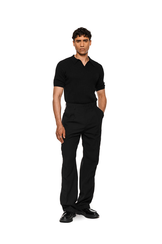 Schmal geschnittenes Poloshirt in Zopfmuster-Strick, doppellagiger Kragen ohne Knopfleiste, unisex.