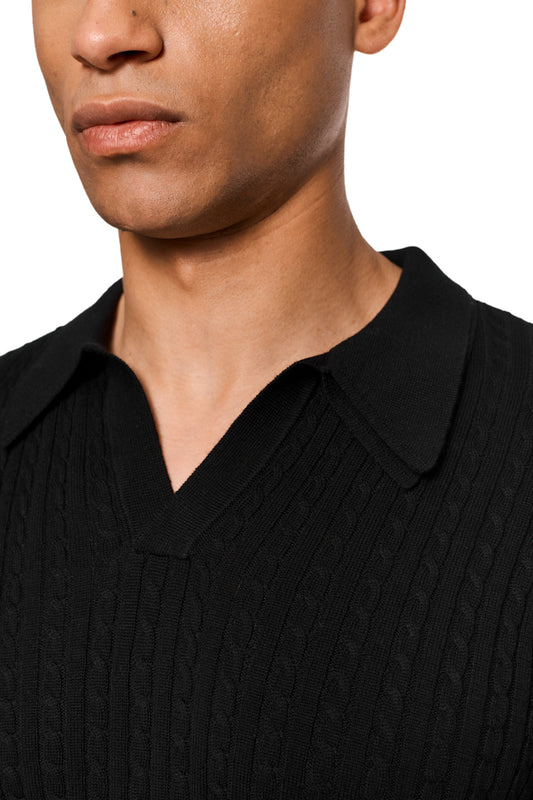 Schmal geschnittenes, zopfgestricktes Poloshirt ohne Knopfleiste, mit doppellagigem Kragen, für einen dezenten, edlen Look. Unisex-Design von OLAKALA.
