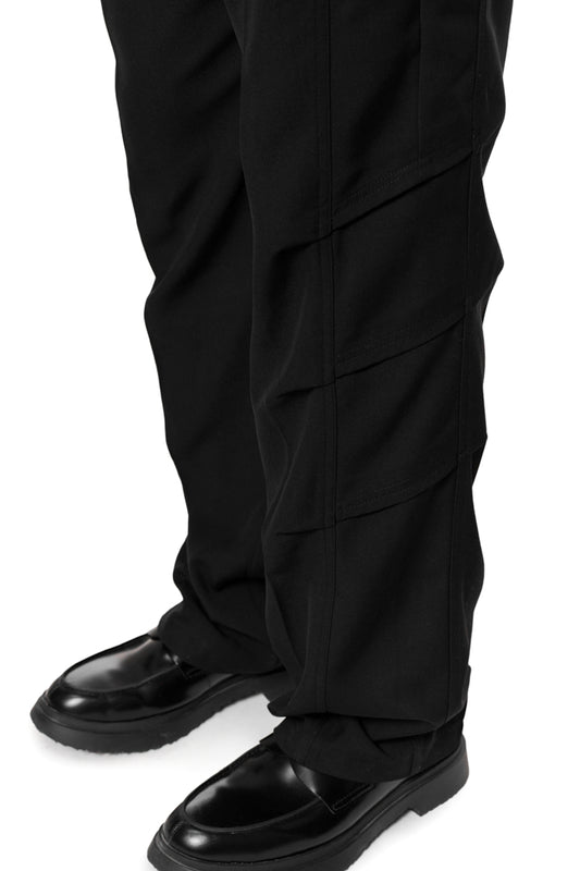 Gills Dress Pants aus strapazierfähigem Mischgewebe, mit französischen Taschen, asymmetrischem Eingriff, Kiemenoptik-Seitennähten, Bundfalten vorne, und Logo-Stickerei.