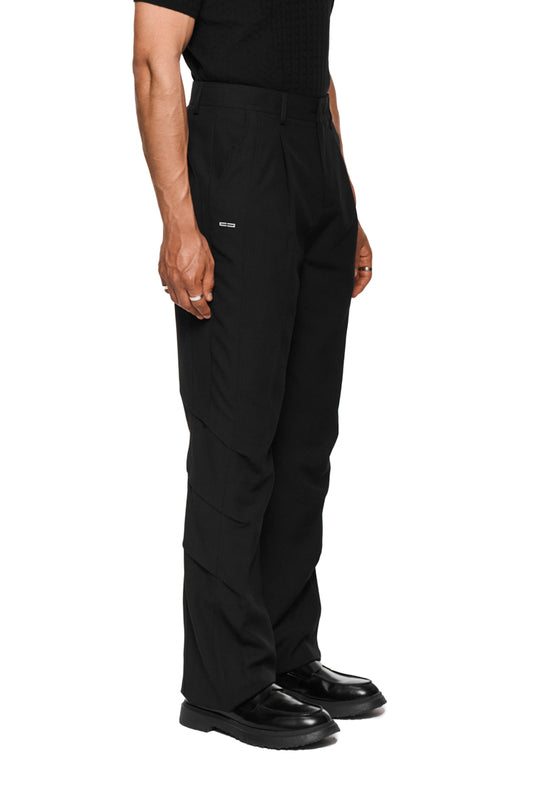 Gills Dress Pants mit strapazierfähigem Mischgewebe, französischen Taschen, asymmetrischem Eingriff, Kiemenoptik-Lufteinlässen und Logo-Stickerei. Unisex, Regular Fit, ideal für den OLAKALA-Stil.