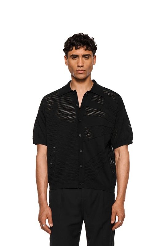 Sun Knit Shirt Black mit feinem Lochstrickmuster, lockerem Unisex-Schnitt, Sonnendetail, doppellagigem Kragen und Knopfleiste, ideal für warme Sommertage.