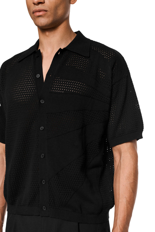 Sun Knit Shirt Black mit feinem Lochstrickmuster, Sonnendetail vorne, doppellagigem Kragen, Knopfleiste und lockerer Passform, ideal für warme Tage.