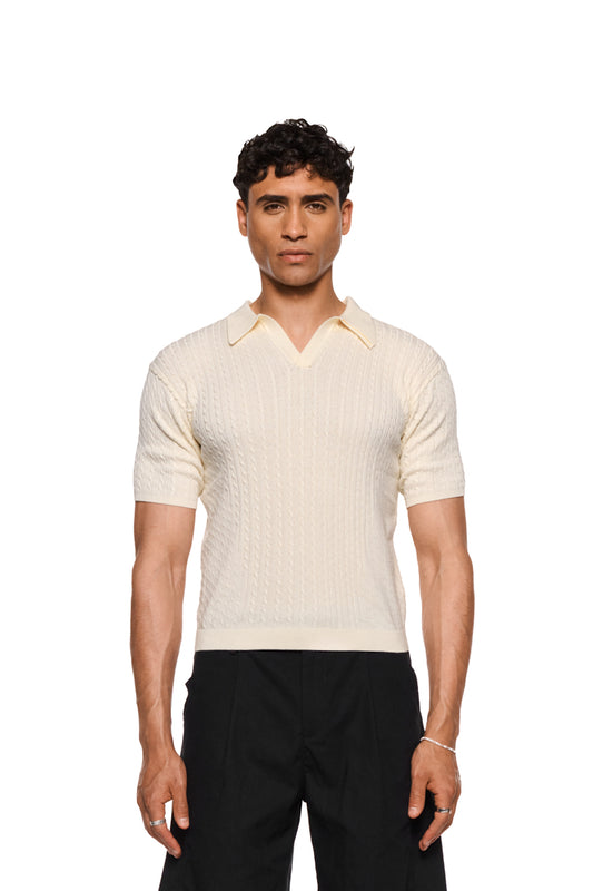 Schmal geschnittenes Fitted Knit Polo Creme mit Zopfmuster, doppellagigem Kragen ohne Knopfleiste und enganliegender Passform, passend zum eleganten Look von OLAKALA.