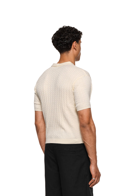 Schmal geschnittenes Schalkragen-Poloshirt mit Zopfmuster, doppellagigem Kragen und enganliegender Passform. Unisex-Design. Ideal für den eleganten Look von OLAKALA.