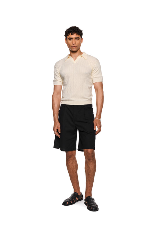 Schmal geschnittenes Poloshirt in Zopfmuster-Strick, doppellagiger Kragen, ohne Knopfleiste, unisex.