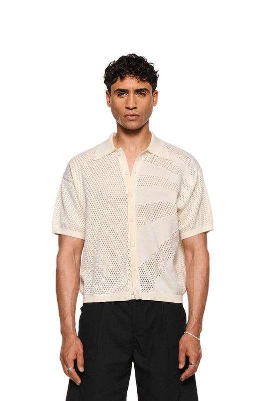 Sun Knit Shirt Creme mit feinem Lochstrickmuster, Sonnendetail, doppellagigem Kragen, Knopfleiste und lockerer Unisex-Passform, ideal für warme Sommertage.